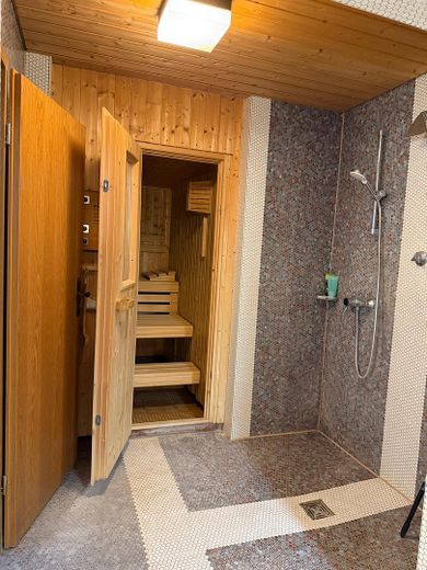 Attraktives bezugsfertiges Einfamilienhaus mit Doppelgarage – Sauna außen