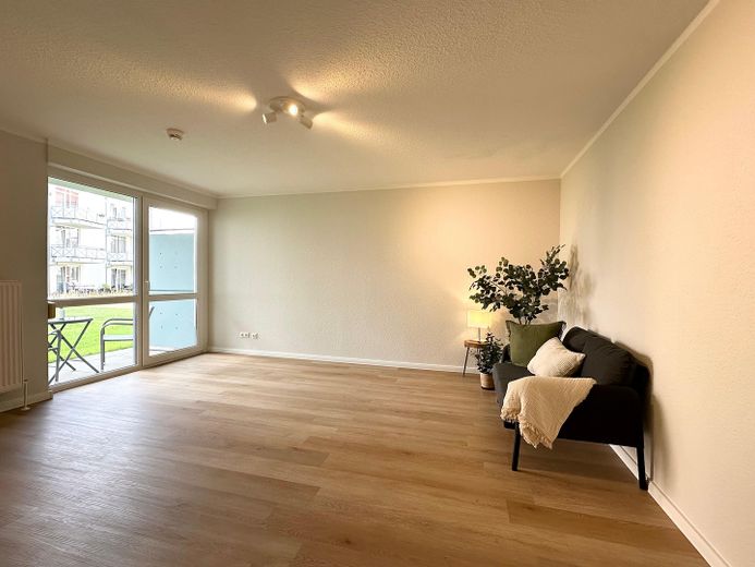 Frisch renovierte 1‑Zimmer-Wohnung mit Einbauküche und ruhiger Innenhofterrasse – Wohn-/Schlafzimmer