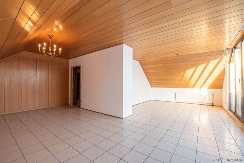 Hochwertiges Architekten-Ein-/Zweifamilienhaus mit Garten und Garagen - TOP-Mieten in Rollshausen! – WohnzimmerFlur Dachgeschoss