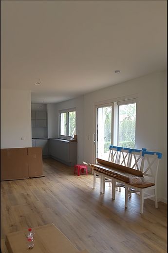 3 Zimmer mit Terrasse und Garten, Einfamilienhausalternative für eine kleine Familie/Paar – Wohnzimmer mit offener Küche