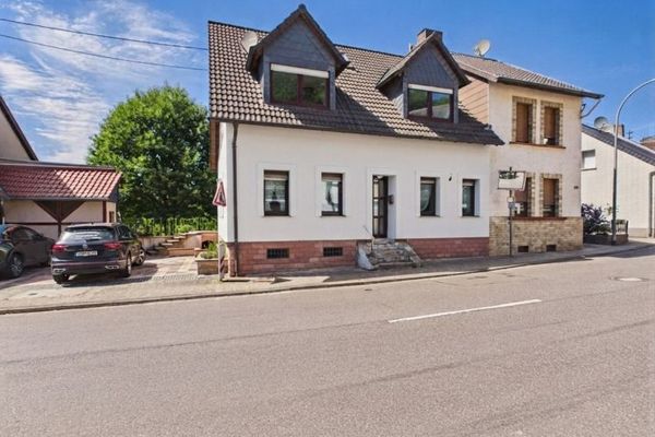 Zweifamilienhaus in Saarbrücken-Güdingen zu verkaufen.