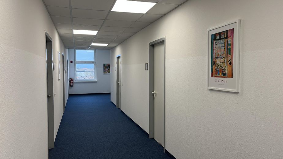 Attraktive Einzelbüros "all inclusive" in zentraler Lage von Spandau – Flur rechte Seite