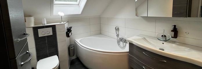Ruhige WohnOase im Grünen – Bad mit Eckwanne + Regendusche