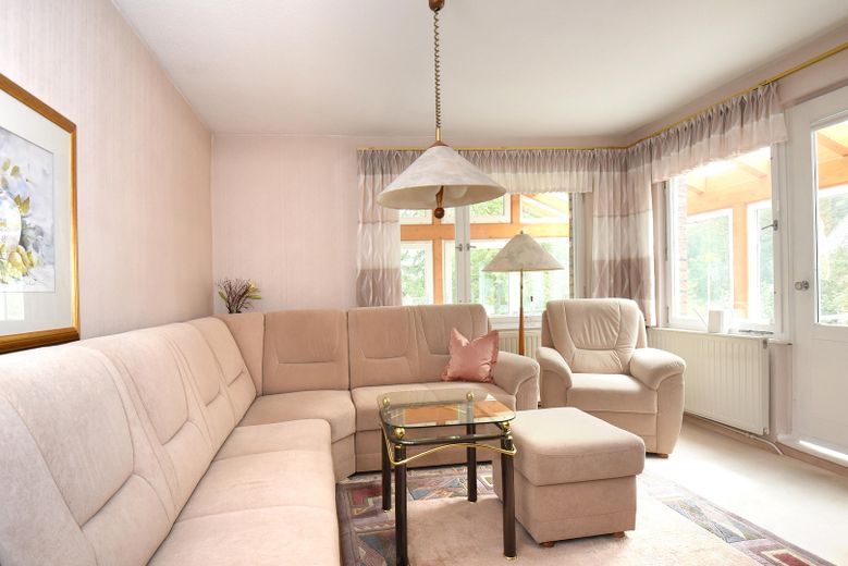 Mały dom jednorodzinny w stylu bungalow – Wohnzimmer _2