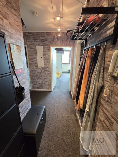 Familienfreundliche 4,5-Zimmer-Wohnung mit Balkon, Aufzug und idealer Raumaufteilung – Flur 1