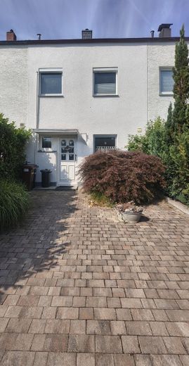 Modernisiertes Reihenmittelhaus in ruhiger Lage – Ansicht Strasse