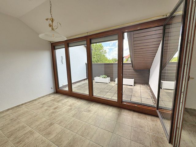 Bezugsfrei: Dachgeschosswohnung mit 2 herrlichen Dachterrassen in Taufkirchen – Wohnzimmer