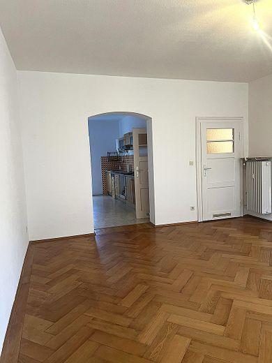 2,5-Zimmer-Altbauwohnung mit Balkon in Untergiesing, Denkmalschutz – Wohnzi. -> Küche / Tür