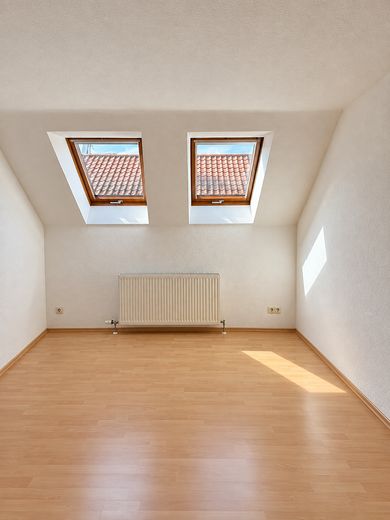 Tanto spazio su 96 m²: appartamento al piano superiore con 4 locali, balcone, cucina componibile e garage – Schlafzimmer mit Dachfenstern