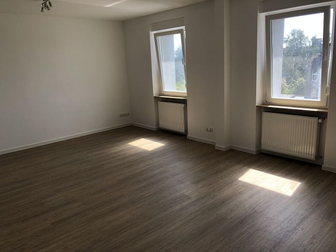 Erstbezug nach Komplettsanierung; schöne DG-Whg. mit EBK in energetisch saniertem Haus – Wohn-/Schlafraum