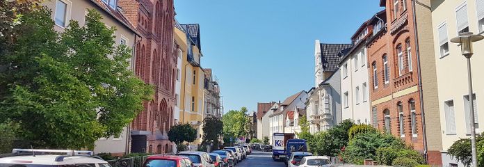 Maisonette mit Dachterrasse in centrumsnaher Anliegerstrasse – Straßenansicht