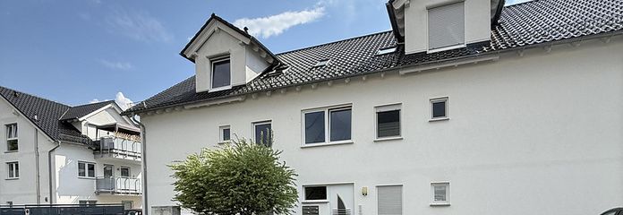 Straßenansicht und Hauseingang