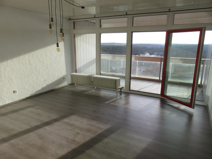 Wohnzimmer mit Balkon