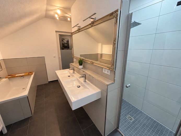 Modernes Zweifamilienhaus mit Einliegerwohnung in Elzach-Oberprechtal – Bad DG