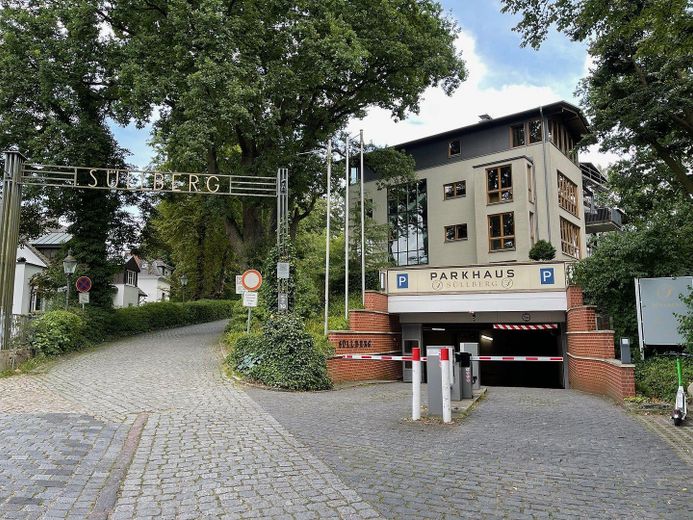 Wohnen, wo Hamburg zur Elbe hinabsteigt – Zufahrt Parkhaus