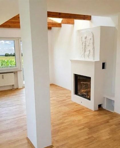 Aussergewöhnliche 3,5-Zi-Maisonette-Wohnung, 2 Wohnebenen, Stadtrandlage, offener Kamin,Einzelgarage – Wohnzimmer mit Kaminofen