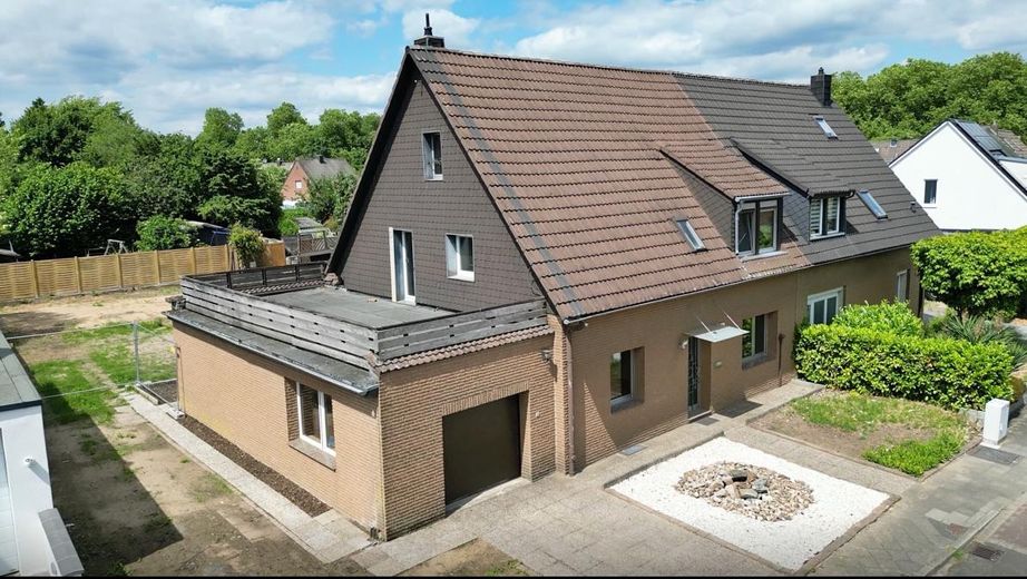 FAMILIENFREUNDLICHES GENERATIONENHAUS MIT GROSSEM GARTEN ZUM GRUNDSTÜCKSPREIS – HAUSANSICHT