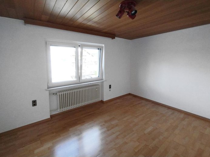 Helle, renovierte 4-Zimmer-Wohnung (1.OG) mit Küche und Süd-Balkon in ruhiger Lage in Kleinostheim – Schlafzimmer / Home Office 2
