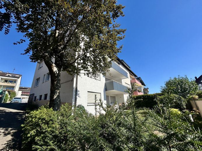 Wymarzone 3,5-pokojowe mieszkanie z nowoczesną kuchnią w zabudowie, garażem indywidualnym i XXL balkonem – Schwäbische Kehrwoche