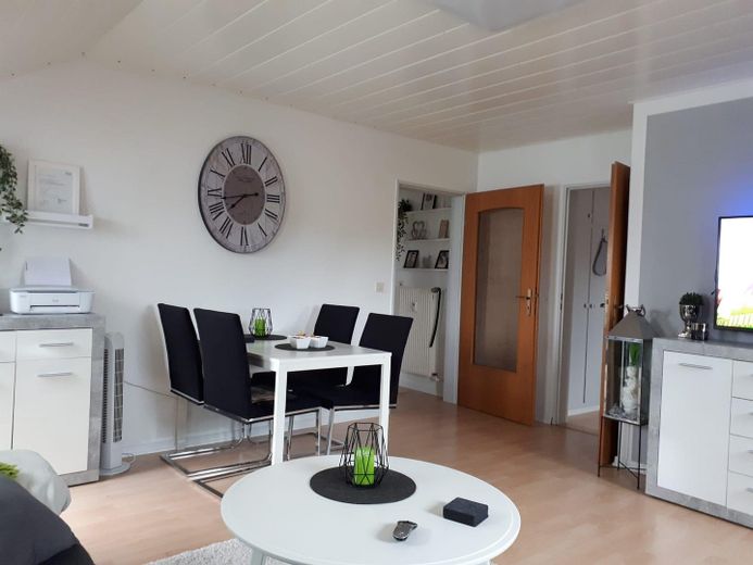 Helle 2 Zi. Whg (ca.47qm) mit Loggia, Stellplatz& EBK - 630€ warm – Foto 2
