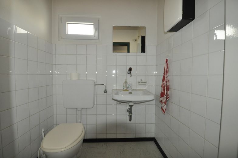 Privat: Familienfreundliches Reihenhaus mit Garten & Garage in bester Lage, Böblingen-Tannenberg – Gästetoilette