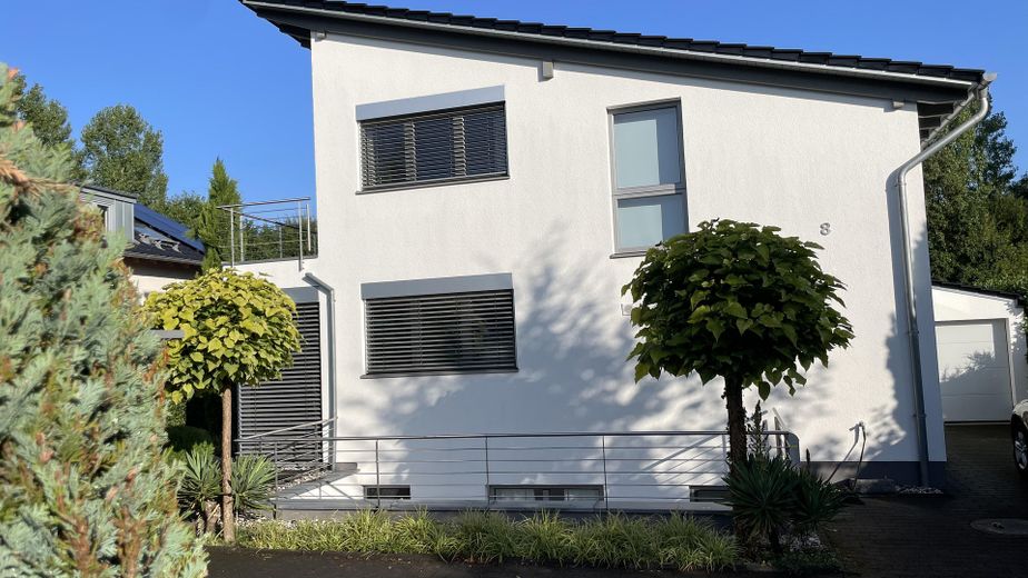 Maison d’architecte baignée de lumière dans un emplacement privilégié – Habiter avec une vue dégagée sur la verdure – Hausansicht vorne