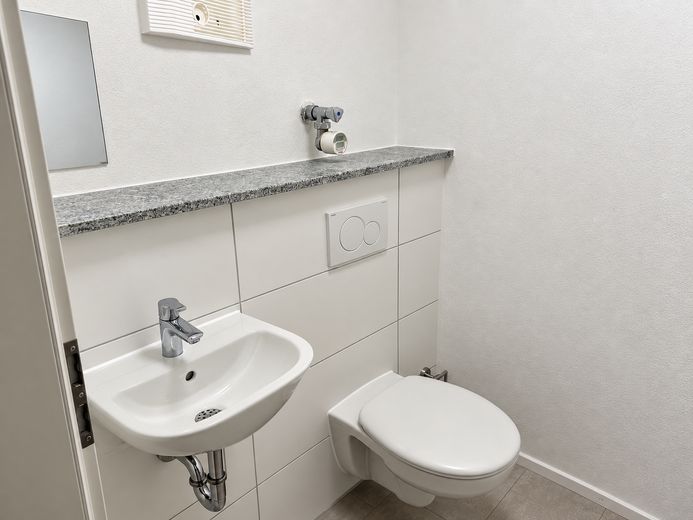 Esclusiva maisonette di 2,5 locali con ascensore, cucina nuova e vista panoramica – in posizione centrale a Weingarten – WC Gäste