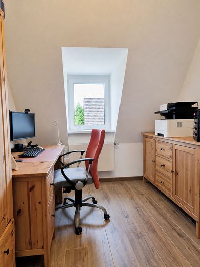 Modernisierte Doppelhaushälfte mit Sonnenterrasse – provisionsfrei – Büro