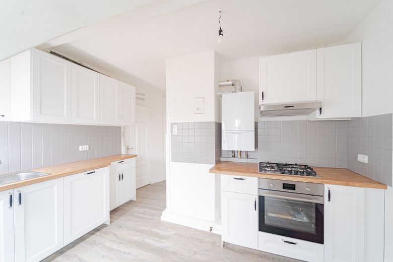 Altbautraum mit 110m² im DG, frisch renoviert, 4-Zimmer, mit neuer EBK und Gartennutzung – neue EBK