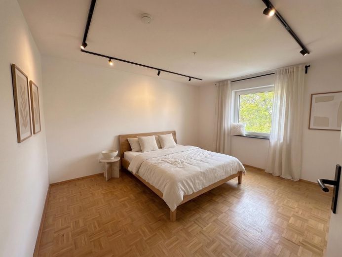 Komisyonsuz: Mainz Neustadt'ta balkonlu şık 3 odalı daire – Schlafzimmer