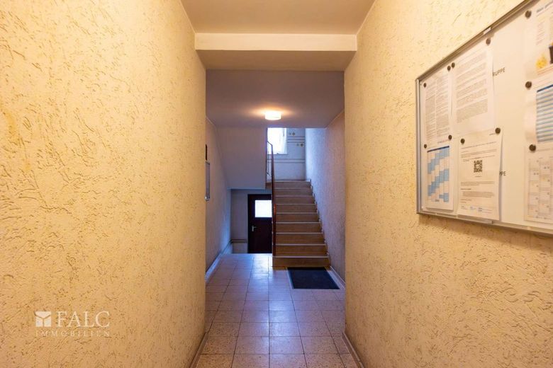 Essen-Altendorf | Nach WEG aufgeteiltes Mehrfamilienhaus mit Modernisierungsbedarf – Eingangsbereich