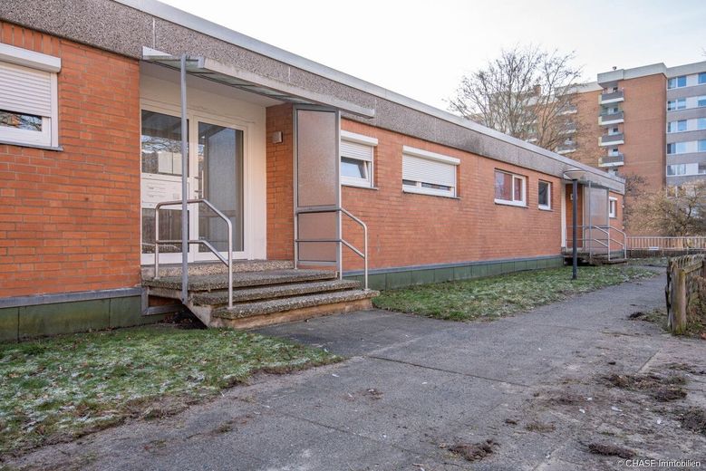 Hochwertig renovierte Eigentumswohnung in guter Lage Hannovers  -  Wohntraum in Gross-Buchholz! – Hauseingang - seitliche Ansicht