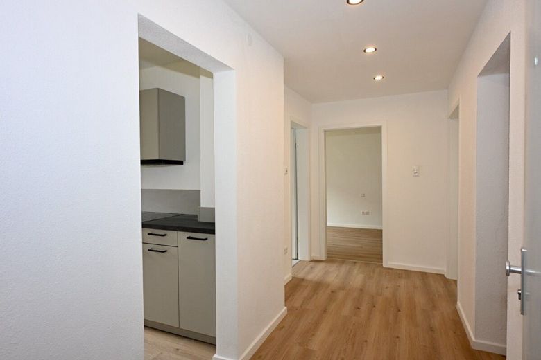 Hochwertig sanierte 2ZKB-Hochpaterre-Wohnung mit Balkon – Flur I