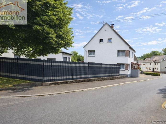 Familie + Hobby unter einem Dach: 4 Schlafmöglichkeiten, 2 Bäder & riesige Garage – Foto 1