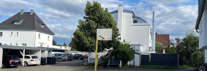 Hof mit Basketballkorb