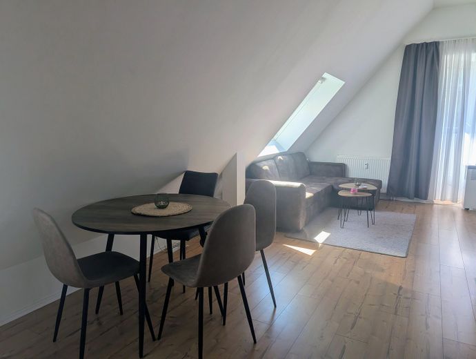 Attraktives, vollmöbliertes Apartment in Kaiserslautern-Hohenecken zu vermieten – Essbereich