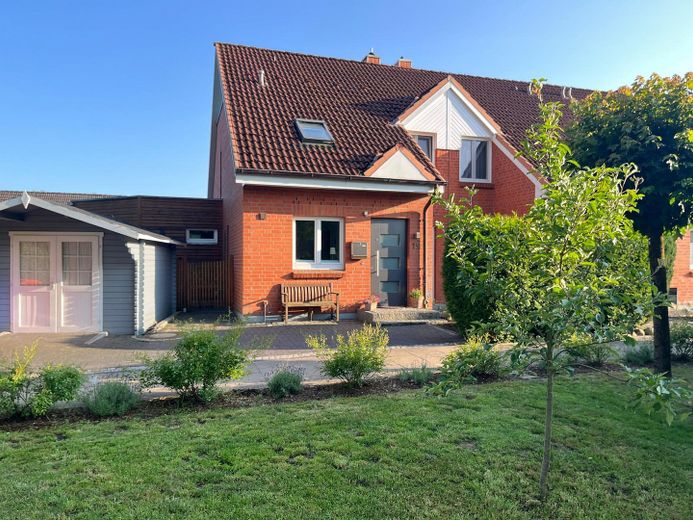 Charming end-terrace house with generous plot in Kaltenkirchen – Frontansicht