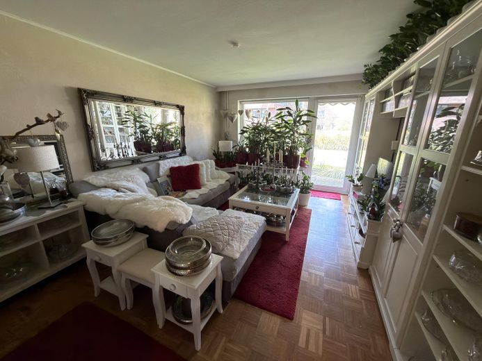 Grünes Bahrenfeld: appartamento libero di 3 locali con terrazza, aiuola e garage sotterraneo – Wohnzimmer