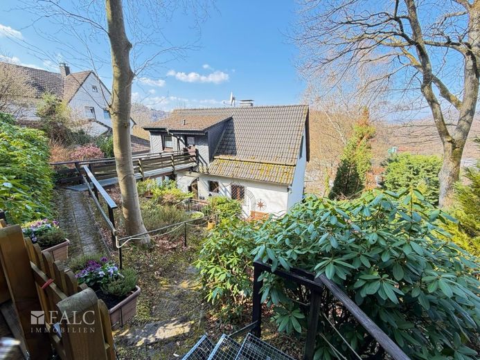 Charmantes Einfamilienhaus mit ELW und weiteren 20qm Zimmern im Untergeschoss mitten in der Natur – Blick auf die Immobilie