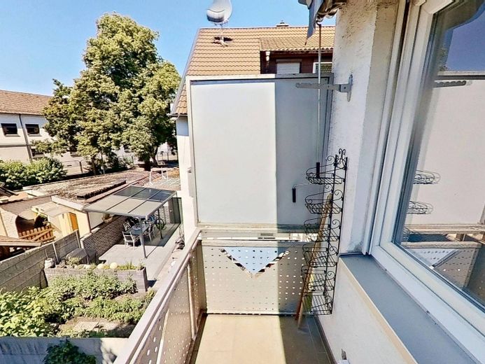 ŞÖMİNE, ankastre mutfak ve BALKONLU modernize edilmiş 2 odalı eski bina dairesi – Balkon
