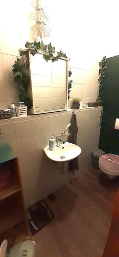 helle 3-Zi.-Wohnung mit großem Balkon und optionaler Einbauküche – Bad mit WC