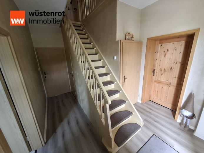 Wohnen mit Charme, Platz und Lebensqualität - Großzügiges Einfamilienhaus auf 1.373 m² Grundstück – Flur im EG