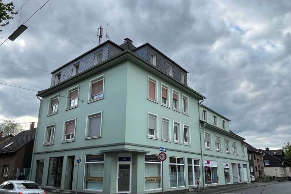 Lukrativo edificio residencial/comercial con 8 viviendas, 3 locales comerciales y 2 superficies de almacenamiento en sótano + antena en Bochum
