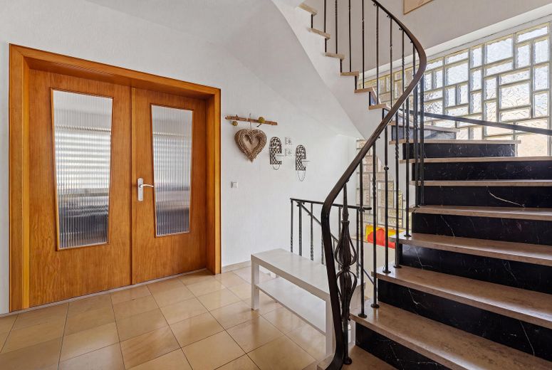 Wohnen auf ca 1600m² - Einfamilienhaus mit zusätzlichem Baupotential – Treppenhaus Erdgeschoss