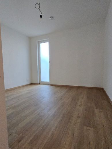 Drei-Zimmer-Gartenwohnung mit Einbauküche in hochwertiger Wohnanlage / Erstbezug nach Sanierung – Zimmer