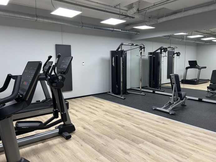 म्यूनिख के केंद्रीय प्रमुख स्थान पर सुसज्जित 1-कमरे का अपार्टमेंट – Fitnessraum
