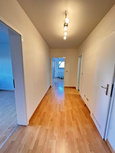 Schöne und helle 2,5 teilmöblierte Zimmer-Wohnung mit Küche, Balkon und Tiefgarage in Leonberg – Foto 5