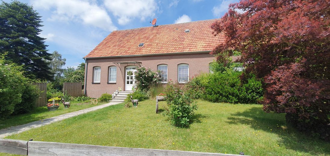 Großzügiges Bauernhaus-Idyll mit Scheune, Ausbaureserve und Weideland – Vorderansicht