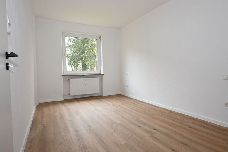 Hochwertig sanierte 2ZKB-Hochpaterre-Wohnung mit Balkon – Schlafzimmer