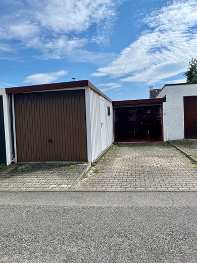 Modernisiertes Split-Level-Reihenhaus mit Garten, Kamin, PV-Anlage & Tesla Powerwall in Bernhausen – 2 Garage mit Stellplatz
